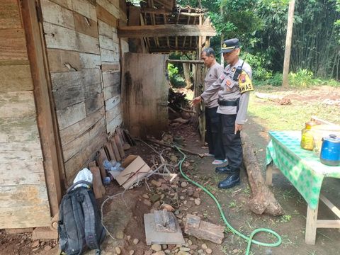 Anggota Polres Batang bersama masyarakat saat merenovasi rumah milik Nenek Latri di Desa Kaliwareng, Kecamatan Warungasem. Foto diunggah Rabu (7/5/2025).