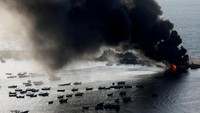 Pelabuhan modern Kota Gaza adalah pelabuhan perikanan utama di Jalur Gaza. Pelabuhan ini menaungi armada kapal penangkap ikan dan menjadi sumber pendapatan bagi puluhan ribu orang, termasuk hotel dan restorannya. Pelabuhan tersebut diserang oleh serangan udara Israel dan pasukan komando angkatan laut pada minggu-minggu pertama perang baru-baru ini, dan banyak kapal penangkap ikan hancur. Israel mengatakan Hamas menggunakan pelabuhan tersebut sebagai fasilitas pelatihan bagi militan laut untuk menyerang target pesisir Israel, dan menemukan terowongan militan di sana. REUTERS/Mohammed Salem