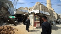 Gaza telah menjadi pusat perdagangan sejak jaman dahulu: kota tersebut merupakan kota paling selatan dari lima kota konfederasi Filistin. Di zaman modern, jantung ekonomi Kota Gaza adalah pasar tertutup di Kota Tua – termasuk pasar era Mamluk yang dikenal sebagai Al Qaisariyya, atau Kaisarea, dan sebagai Pasar Emas. REUTERS/Dawoud Abu Alkas