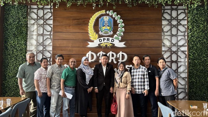 Belasan eks karyawan ketika bertemu anggota Komisi C DPRD Jawa Timur Fuad Benardi