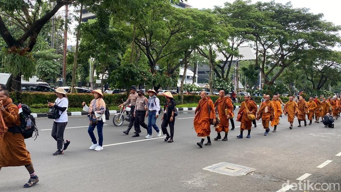 Para biksu thudong mulai berjalan dari Kantor Gubernur Jateng, Kecamatan Semarang Selatan, Rabu (7/5/2025).