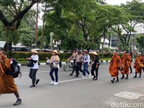 Cerita 4 Bulan Perjalanan Biksu Thudong, Kuku Copot hingga Jahit Luka Sendiri
