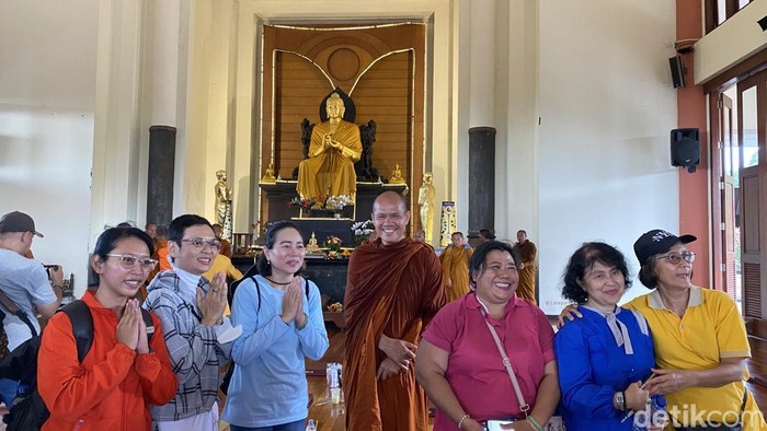 Para biksu thudong tengah singgah di Vihara Watugong, Kecamatan Banyumanik, Kota Semarang, Rabu (7/5/2025).