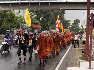 Perjuangan 4 Bulan Biksu Thudong Jalan Kaki, Kuku Kaki sampai Copot