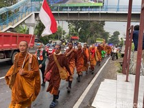 Potret Biksu Thudong Berjalan Basah-Basahan Usai Diguyur Hujan di Semarang