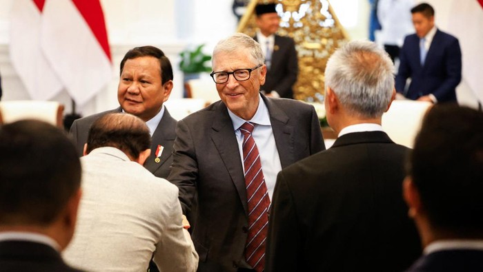 Bill Gates reacts next to Indonesian President Prabowo Subianto as he attends their meeting at the Merdeka Palace in Jakarta, Indonesia, May 7, 2025. REUTERS/Ajeng Dinar Ulfiana