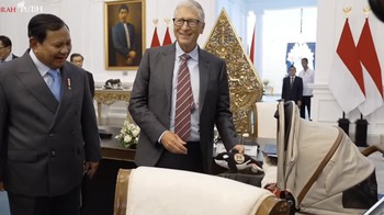 Bill Gates bertemu Kucing Bobby Kertanegara. Foto: (Dok Youtube Setpres)