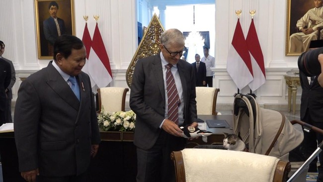 Kado Boneka dari Bill Gates untuk Bobby Kucing Prabowo
