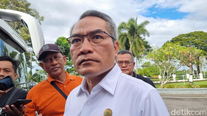 Bupati Bantul, Abdul Halim Muslih saat memberikan keterangan di Bantul, Rabu (7/5/2025).