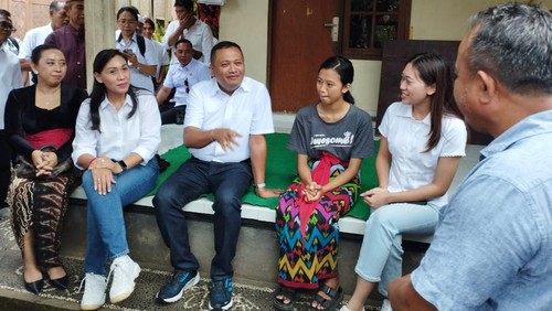 Bupati Gianyar I Made Mahayastra mengunjungi beberapa siswa penerima beasiswa dari Pemkab Gianyar, Rabu (7/5/2025). (IST)