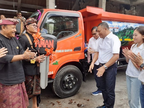 Bupati Gianyar I Made Mahayastra menyerahkan bantuan 2 truk sampah untuk Banjar Katik Lantang-Lobong dan Banjar Sayan Kutuh, Ubud, Rabu (7/5/2025). (IST)