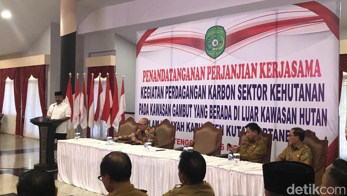 Bupati Kukar Edi Damansyah saat memberikan sambutan tanda tangan kerja sama dengan PT Karbon Tirta Indonesia.