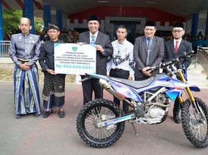 Bupati Maros Bantu Rp 300 Juta untuk Bangun Ruang Kelas Sekolah Kolong