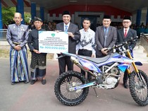 Bupati Maros Bantu Rp 300 Juta untuk Bangun Ruang Kelas Sekolah Kolong