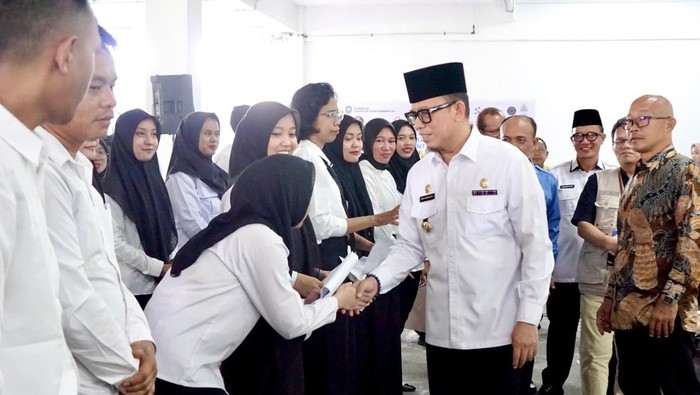 Bupati Ogan Komering Ulu Teddy Meilwansyah meninjau ratusan peserta yang ikut seleksi PPPK