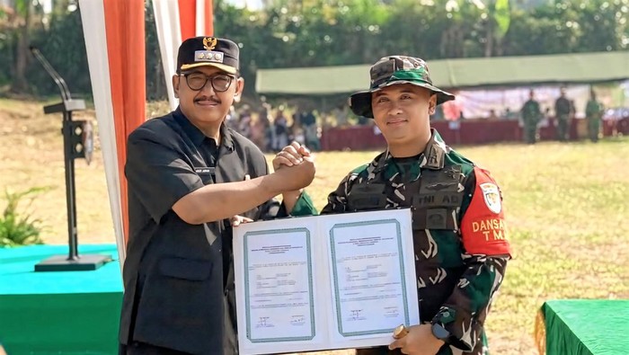 Bupati Sukabumi Asep Japar saat membuka kegiatan TMMD