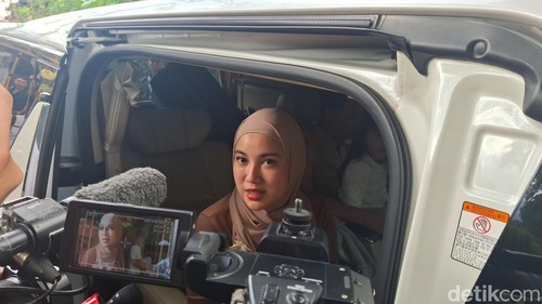 Chacha Frederika saat tiba di acara akad nikah Luna Maya-Maxime Bouttier. Rabu (7/5/2025). (Fabiola Dianira)