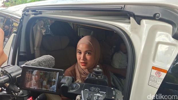 Chacha Frederica saat tiba di acara akad nikah Luna Maya-Maxime Bouttier. Rabu (7/5/2025). (Fabiola Dianira)