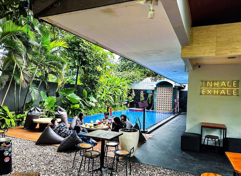 rekomendasi coffee shop di Jakarta Selatan yang punya view sejuk kolam renang