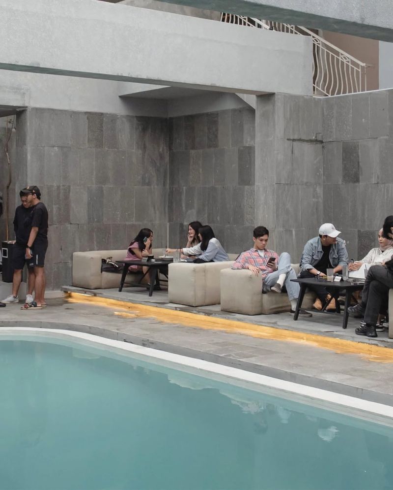 rekomendasi coffee shop di Jakarta Selatan yang punya view sejuk kolam renang