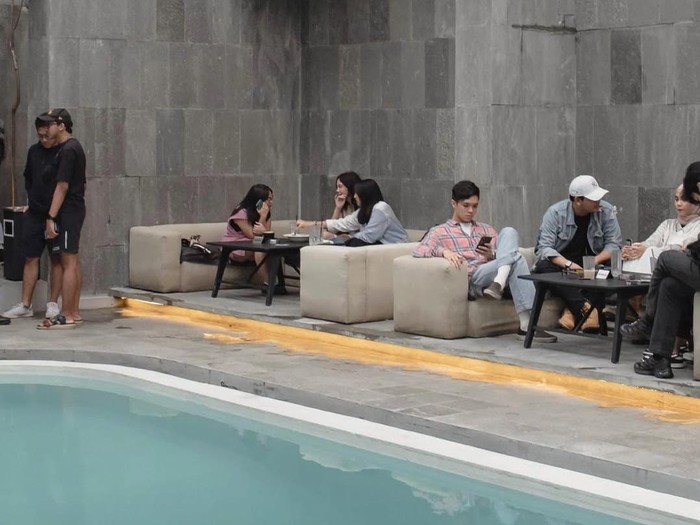 rekomendasi coffee shop di Jakarta Selatan yang punya view sejuk kolam renang