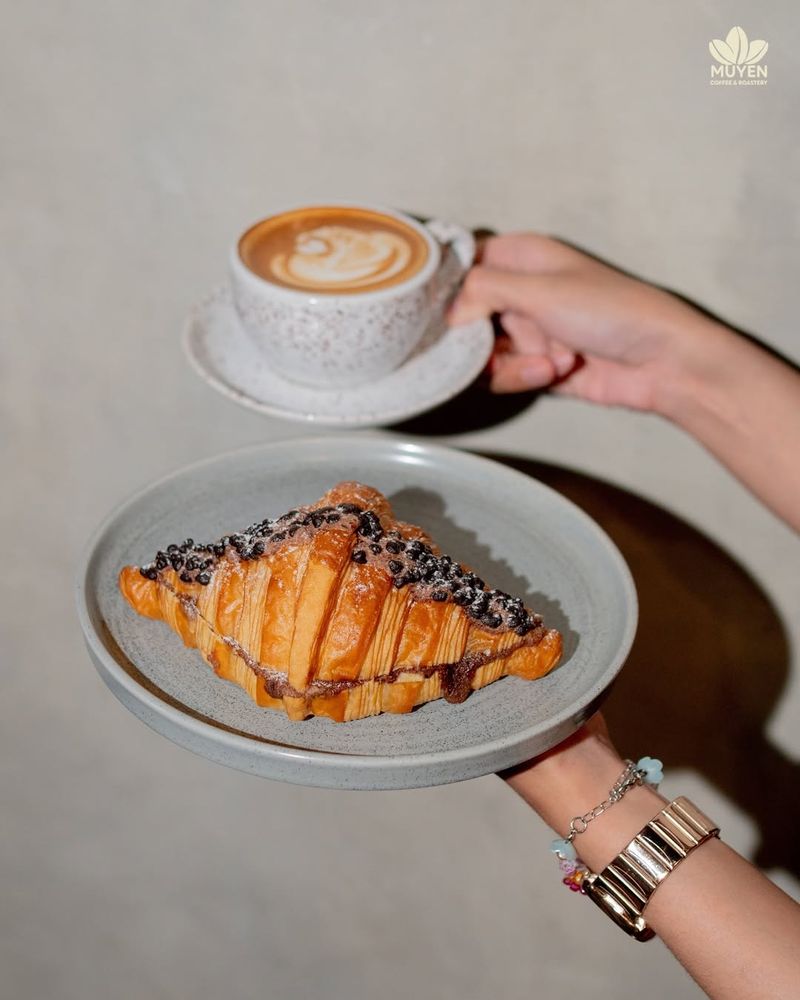 rekomendasi coffee shop di Jakarta Selatan yang punya view sejuk kolam renang
