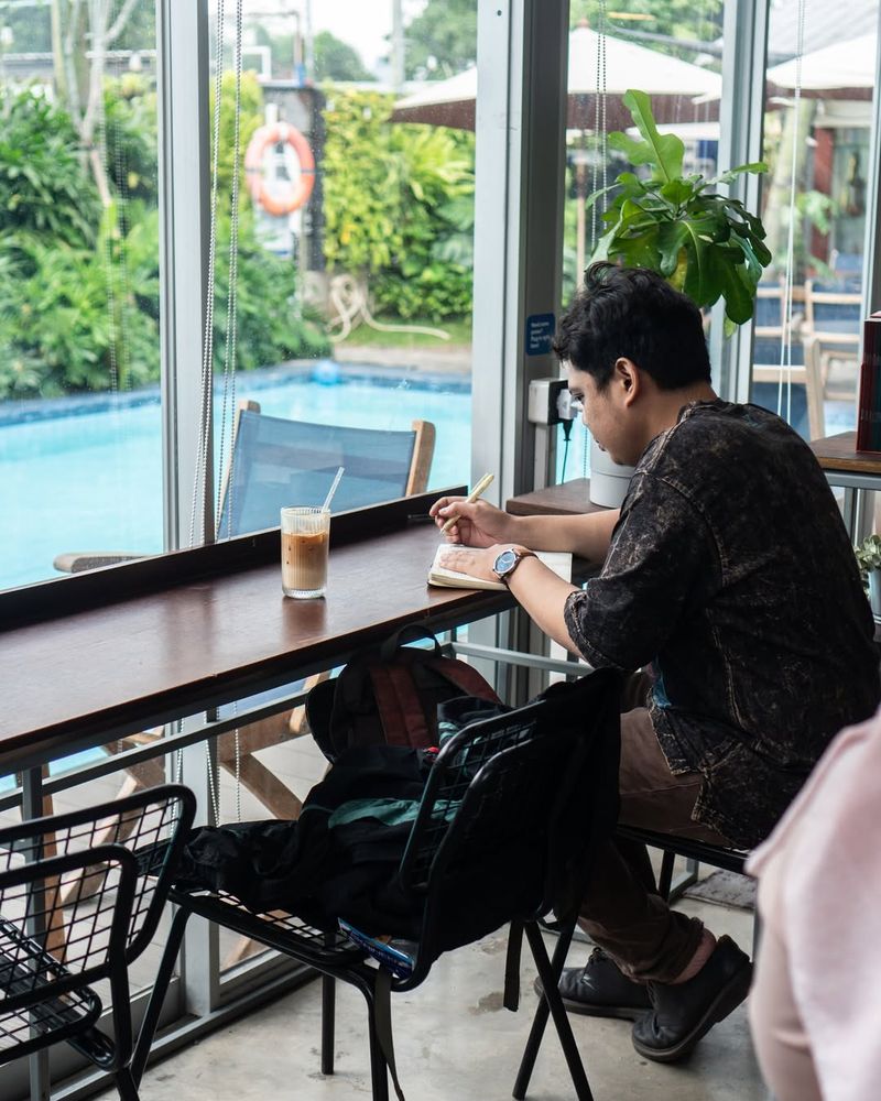 rekomendasi coffee shop di Jakarta Selatan yang punya view sejuk kolam renang
