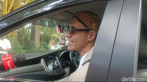 Daniel Mananta saat menuju lokasi akad nikah Luna Maya dan Maxime Bouttier di Bali, Rabu (7/5/2025).