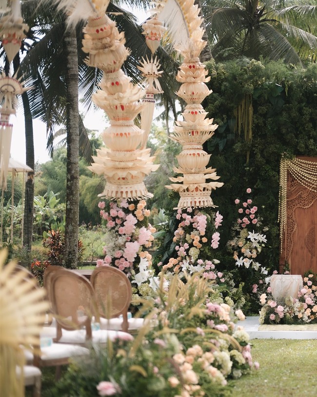 Di depan gebyok terdapat kursi siraman dengan alas kain putih dan keranjang anyaman, menambah sentuhan adat yang otentik. Foto: Instagram/@iluminen