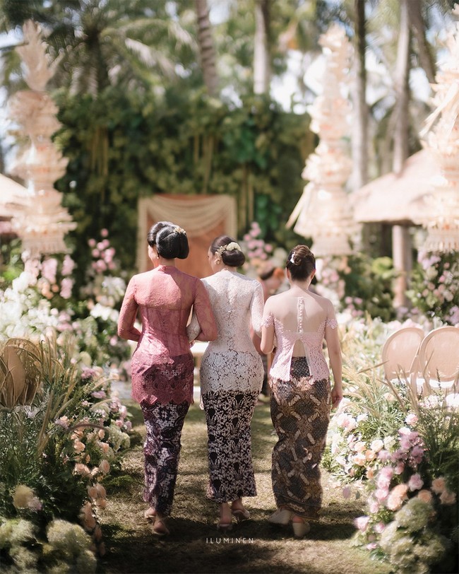 Keseluruhan dekorasi menyatu dengan lanskap tropis berupa pohon kelapa yang menjulang dan tanaman hijau di sekelilingnya, memberikan nuansa teduh dan alami. Foto: Instagram/@iluminen