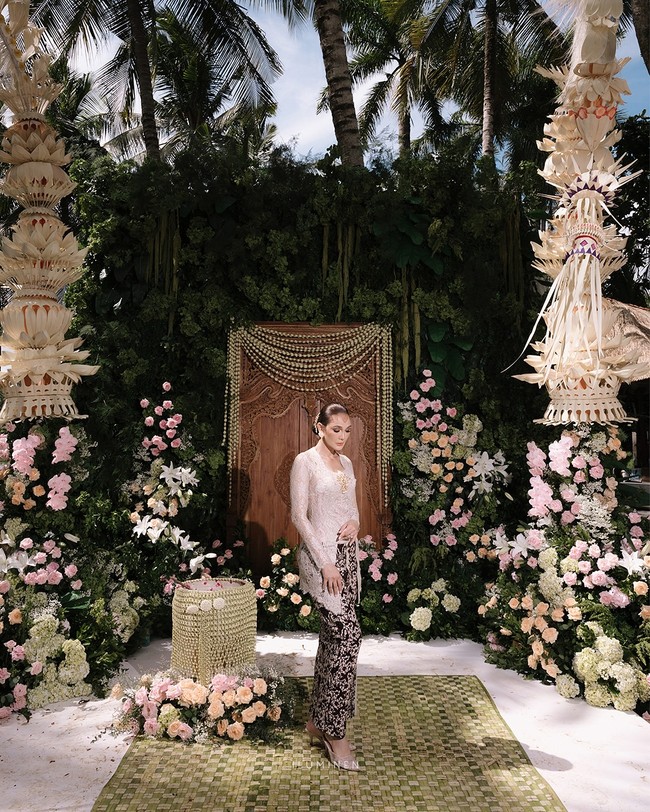 Dekorasi bunga mendominasi area, dengan palet warna pastel seperti pink lembut, putih, dan peach. Foto: Instagram/@iluminen