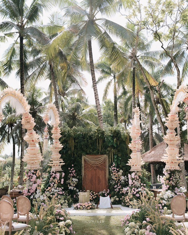 Latar utama menampilkan gebyok kayu ukir yang didekorasi dengan untaian melati. Gebyok ini menjadi pusat prosesi, menegaskan akar budaya Jawa yang kental dalam ritual siraman. Foto: Instagram/@iluminen