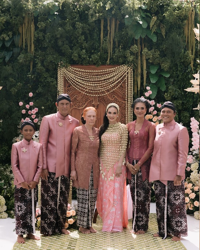 Acara siraman digelar di Ubud Village, Bali. Nuansa Jawa dan Bali berpadu harmonis dalam dekorasi yang dikreasikan tim Yu Cien Lotus Design. Foto: Instagram/@iluminen