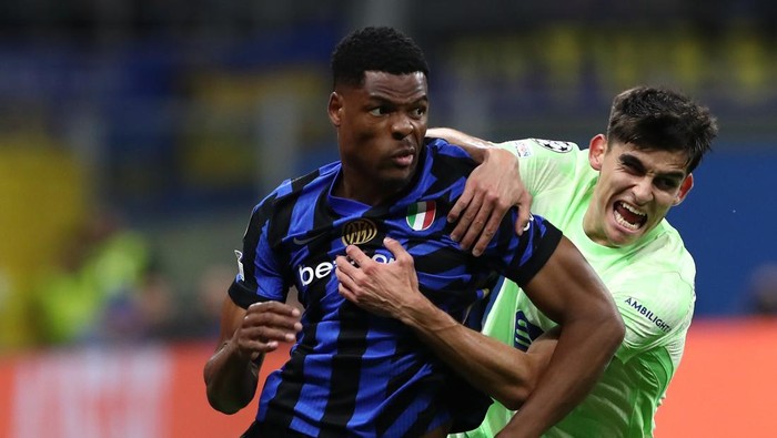 MILAN, ITALY - MAY 06: Denzel Dumfries of FC Internazionale battles for possession with Gerard Martin of FC Barcelona during the UEFA Champions League 2024/25 Semi Final Second Leg match between FC Internazionale Milano and FC Barcelona at Giuseppe Meazza Stadium on May 06, 2025 in Milan, Italy. (Photo by Marco Luzzani/Getty Images)