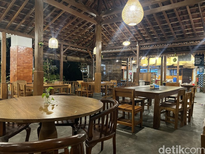 Di Jogja Ada Resto Nyaman yang Punya Bakmi Jawa dan Donat Enak