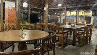 Di Jogja ada restoran yang cocok disambangi bersama keluarga. Namanya Pulen Kopi Ponti, berkonsep Jawa kental dengan bangunan rumah joglo megah dan pemandangan pinggir sungai Gondol. Foto: Detikcom / Atiqa Rana