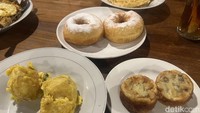 Selain makanan berat, bisa pesan aneka camilan. Mulai dari tahu brontak, kue pisang, sampai donat. Harganya mulai dari Rp 3.500. Foto: Detikcom / Atiqa Rana