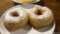 Pencinta donat wajib coba donat ini. Per buahnya dibanderol sekitar Rp 6.000. Ditaburi topping gula halus. Teksturnya empuk sedikit kenyal. Foto: Detikcom / Atiqa Rana