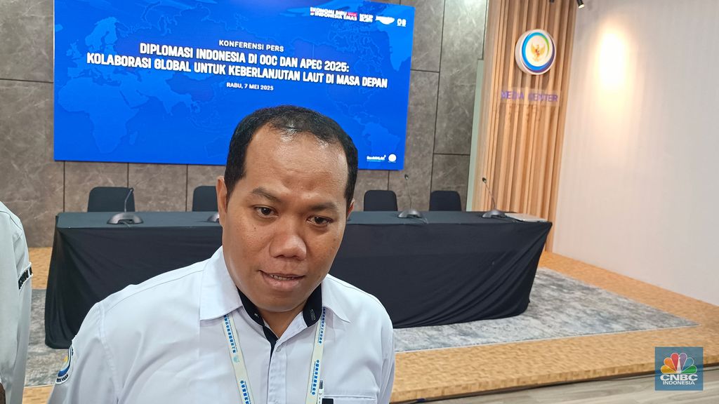 Direktur Perencanaan Ruang Perairan KKP Abdi Tunggal Prianto usai konferensi pers di kantor pusat KKP, Jakarta, Rabu (7/5/2025). (CNBC Indonesia/Martyasari Rizky)
