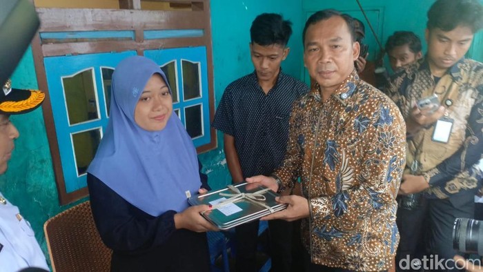Menteri Kependudukan dan Pembangunan Keluarganya (Kemendukbangga)/Kepala BKBBN, Wihaji distribusi MBG ke ibu-ibu di Kota Pasuruan