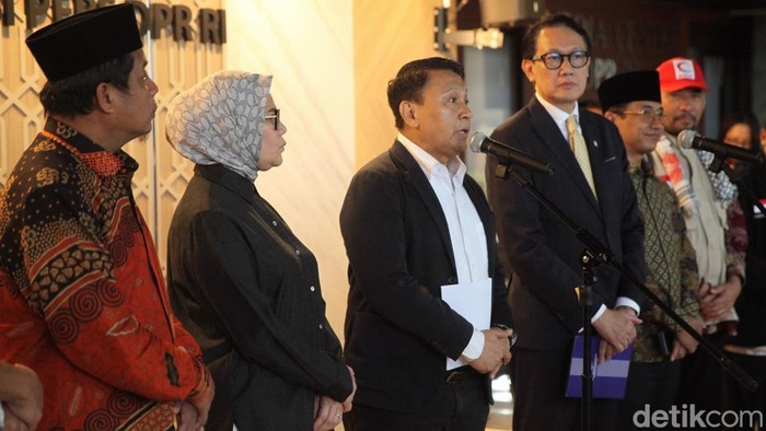 DPR RI melalui BKSAP menggelar konferensi pers bertajuk Kabar Terbaru dari Gaza di Kompleks Parlemen, Senayan, Rabu (7/5/2025). Acara ini menghadirkan berbagai pihak seperti Kementerian Luar Negeri, BAZNAS, Kementerian Sosial, serta Tim Bulan Sabit Merah Indonesia (BSMI) yang baru saja kembali dari misi kemanusiaan di Gaza.