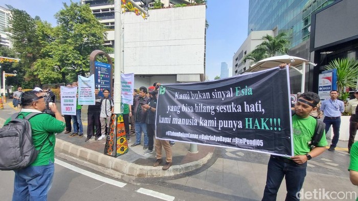 Eks karyawan Bakrie Telecom demo tuntut pelunasan uang pesangon. (Taufiq/detikcom)