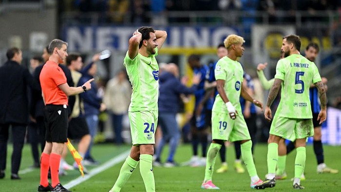 MILAN, ITALY - MAY 06: Eric Garcia of FC Barcelona reacts after referee Szymon Marciniak (not pictured) awards a penalty to FC Internazionale during the UEFA Champions League 2024/25 Semi Final Second Leg match between FC Internazionale Milano and FC Barcelona at Giuseppe Meazza Stadium on May 06, 2025 in Milan, Italy. (Photo by Dan Mullan/Getty Images)