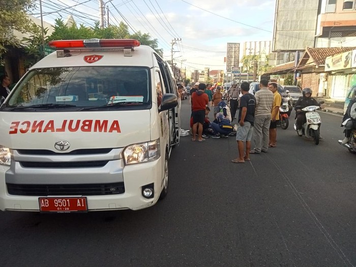 Evakuasi korban kecelakaan di Jalan Mataram, Jogja, Rabu (7/5/2025) pagi.