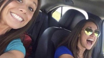 Foto selfie ini menangkap Collette Moreno dan temannya Ashley Theobald, beberapa saat sebelum tragedi terjadi. Diambil beberapa menit sebelum kecelakaan fatal, foto ini menjadi pengingat yang menyentuh tentang ketidakpastian hidup. Collette meninggal 5 minggu sebelum hari pernikahannya, meninggalkan kisah suka cita yang berubah menjadi duka. Foto: Historic Flix