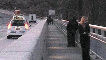 Pada tanggal 16 Januari 2014, Heather Price Papayoti difoto sedang melihat ke atas jembatan pintas Bendungan Hoover. Tragisnya, ia kemudian memanjat pagar dan bunuh diri Foto: Historic Flix