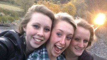 Pada bulan Oktober 2011, beberapa saat setelah mengambil swafoto ini, tiga gadis remaja, Essa Ricker, Kelsea Webster, dan Savannah Webster, secara tragis tertabrak kereta api yang terlihat di latar belakang. Foto: Historic Flix