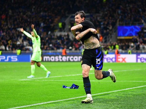 Soccer Football - Champions League - Semi Final - Second Leg - Inter Milan v FC Barcelona - San Siro, Milan, Italy - May 6, 2025 Inter Milans Francesco Acerbi celebrates scoring their third goal REUTERS/Daniele Mascolo