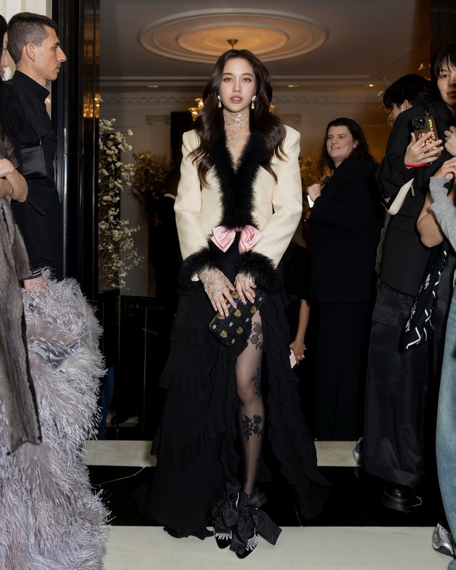 Dalam acara yang digelar di Metropolitan Museum of Art di New York, Amerika Serikat tersebut, Freen mengenakan blazer putih berbulu dengan aksen pita sesuai tema ‘Superfine: Tailoring Black Style’. Foto: Instagram @srchafreen