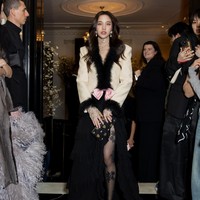 Dalam acara yang digelar di Metropolitan Museum of Art di New York, Amerika Serikat tersebut, Freen mengenakan blazer putih berbulu dengan aksen pita sesuai tema ‘Superfine: Tailoring Black Style’. Foto: Instagram @srchafreen